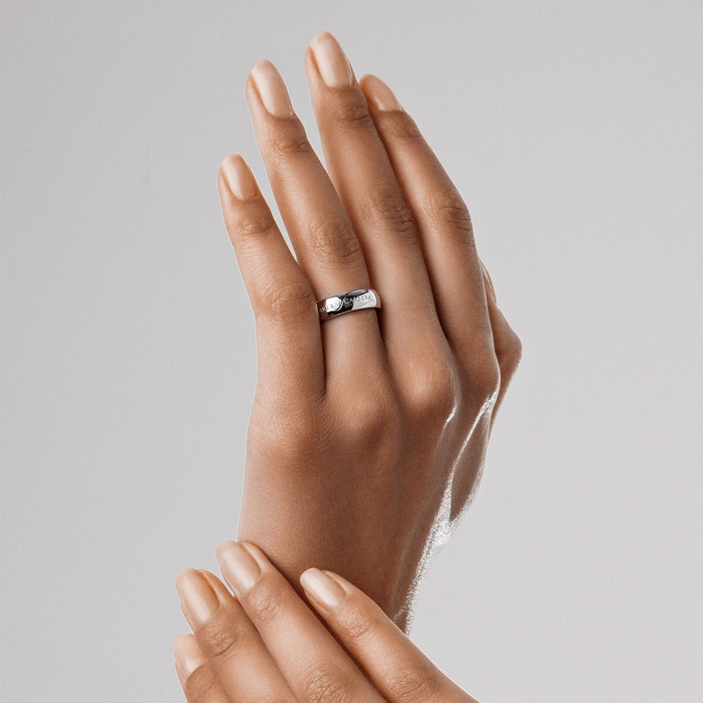 WEDDING RING BEAUTY INSIDE ROSES